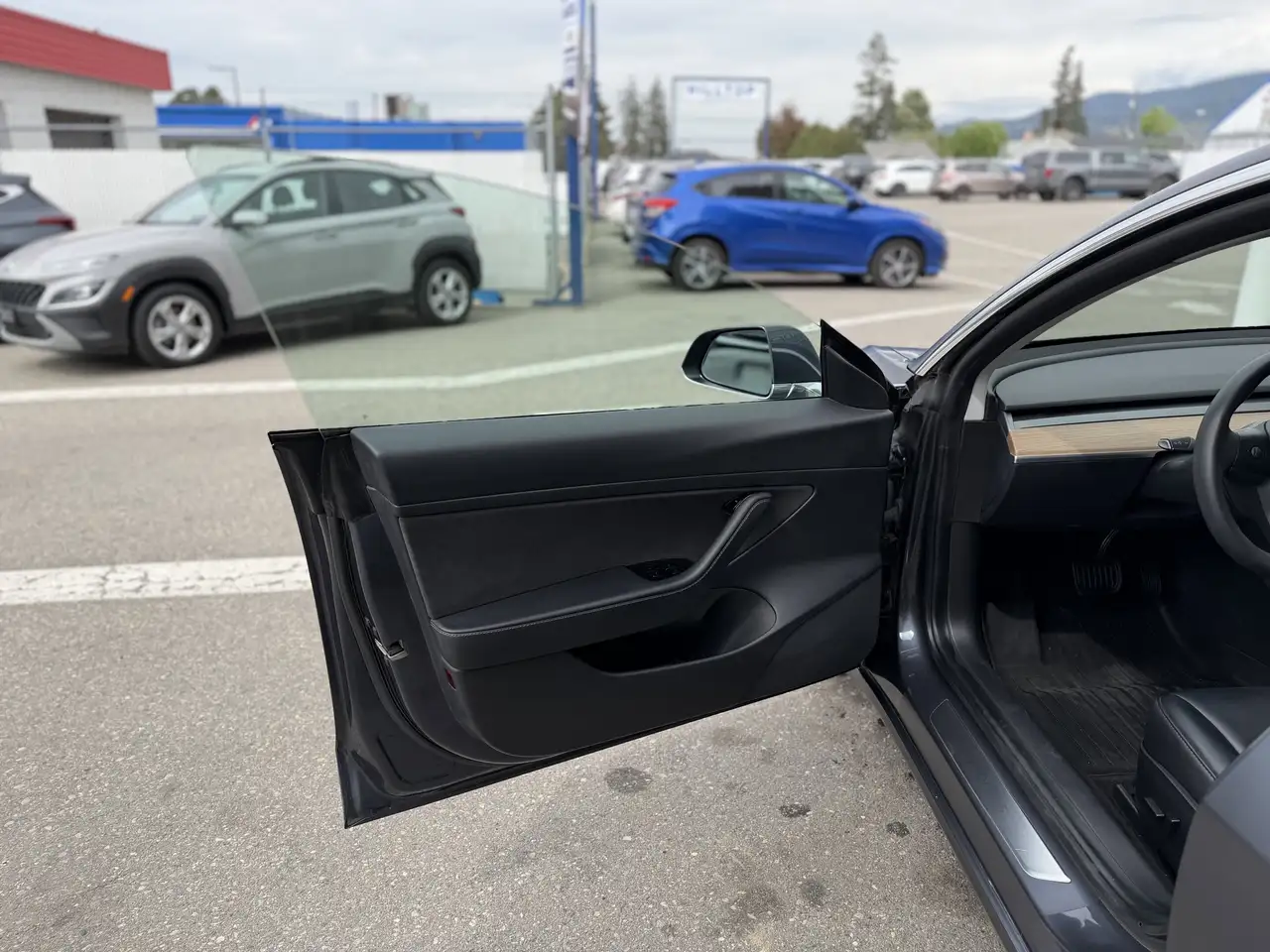 Tesla Model 3 снимка Tesla Model 3