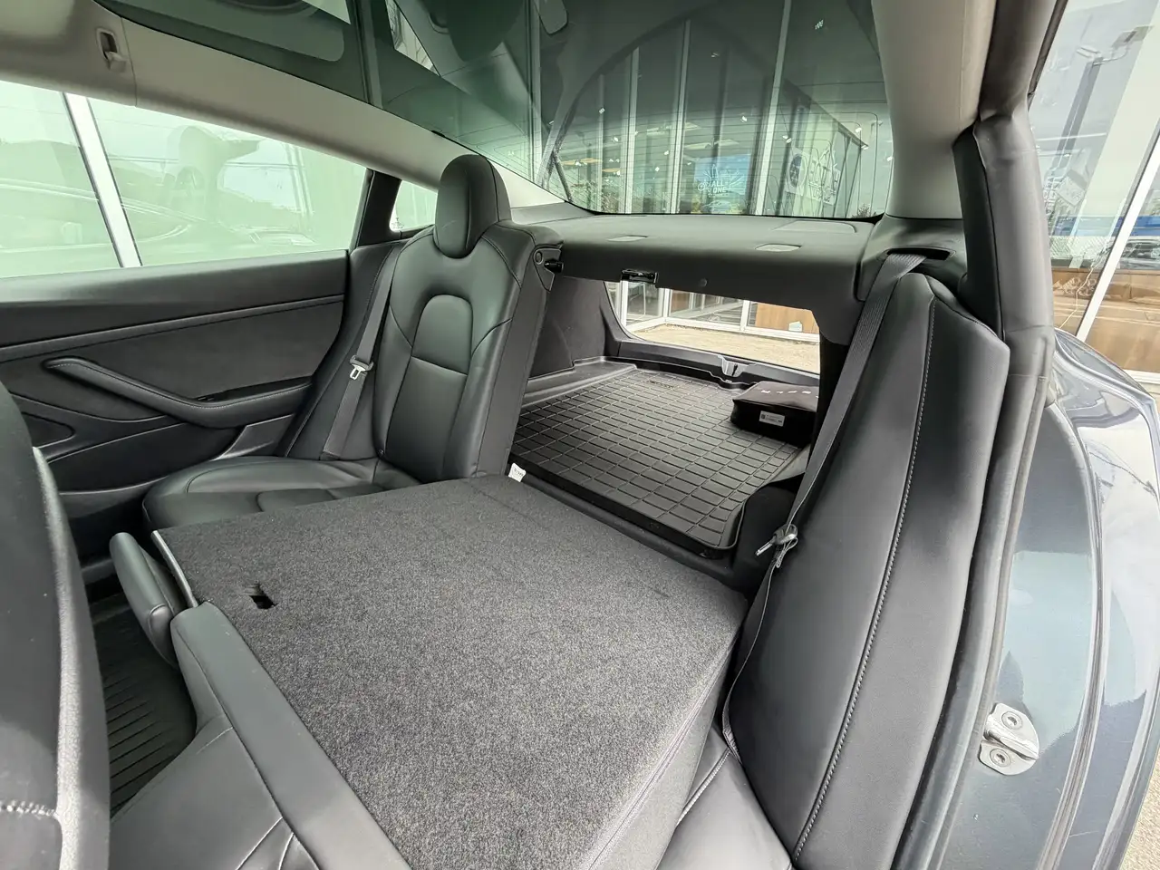 Tesla Model 3 снимка Tesla Model 3