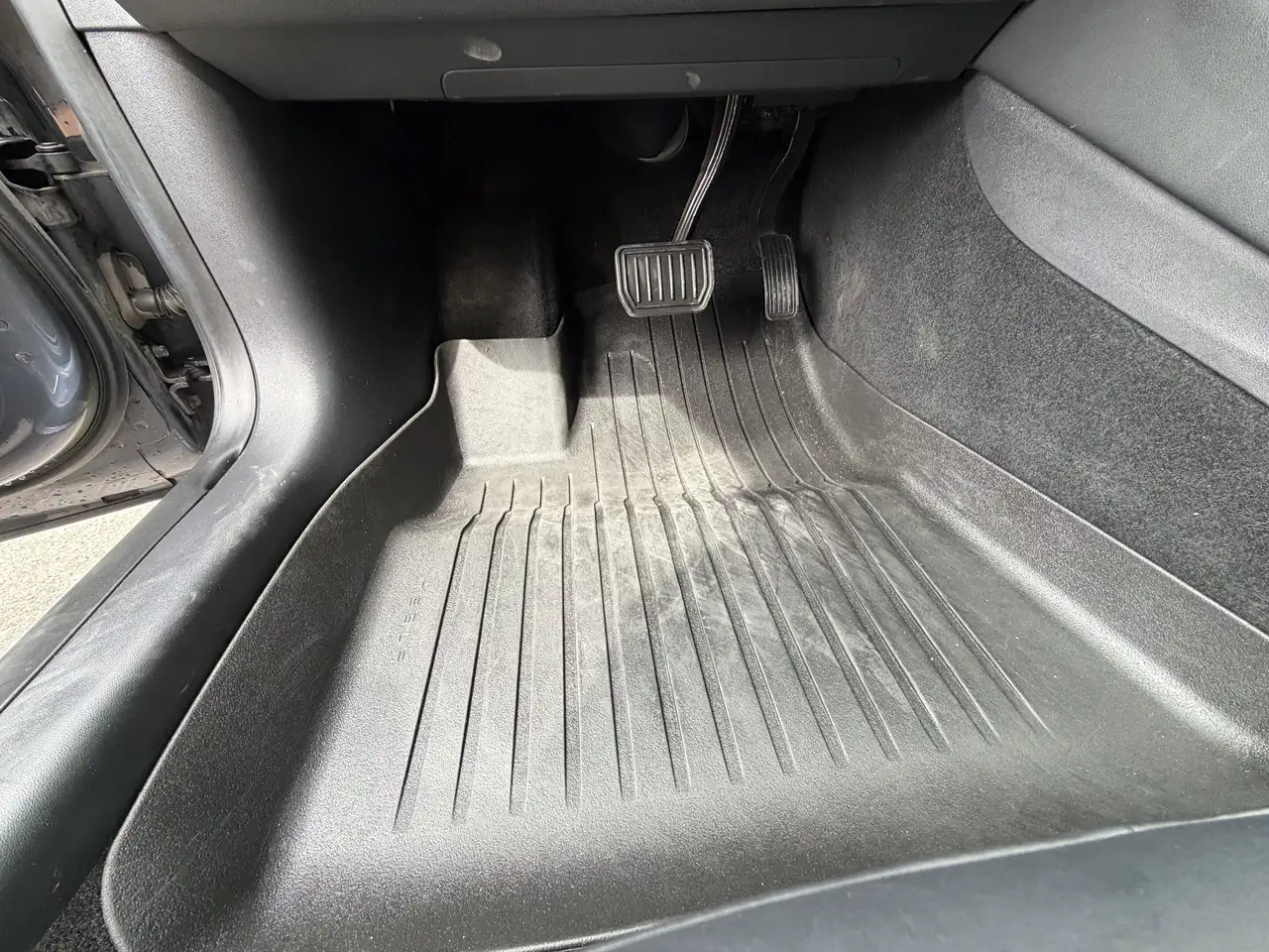 Tesla Model 3 снимка Tesla Model 3