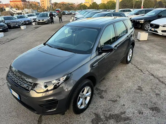 Land Rover Discovery Sport view 6