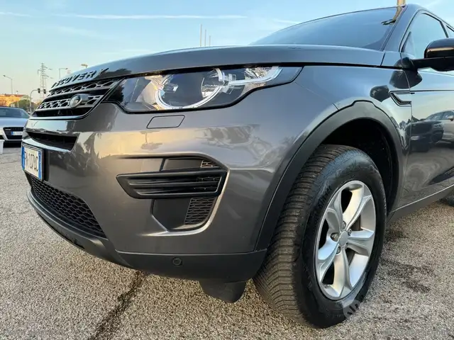 Land Rover Discovery Sport view 14