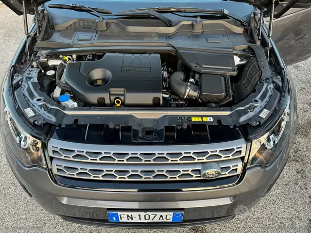 Land Rover Discovery Sport view 8