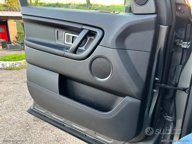 Land Rover Discovery Sport view 9