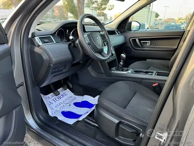 Land Rover Discovery Sport view 5