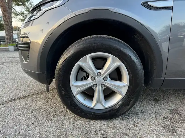 Land Rover Discovery Sport view 7