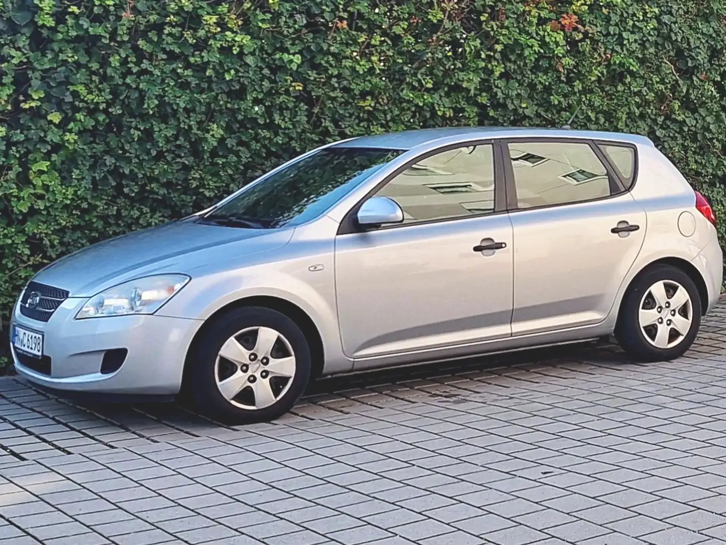 Kia Ceed / cee'd Ceed 1.4 16V Kundendienst Scheckheftgepflegt Grau - 1