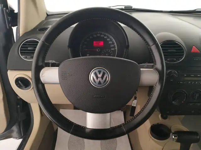 Volkswagen New Beetle view 12
