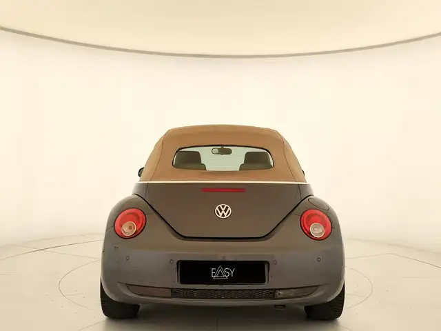 Volkswagen New Beetle view 5