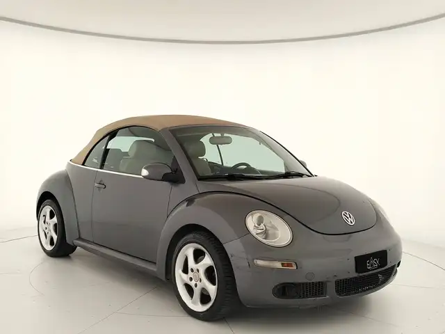 Volkswagen New Beetle view 3