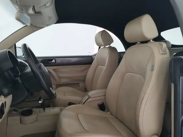 Volkswagen New Beetle view 8