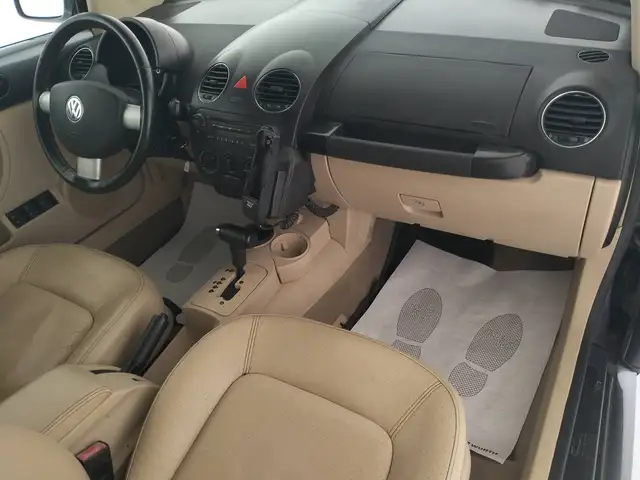 Volkswagen New Beetle view 11