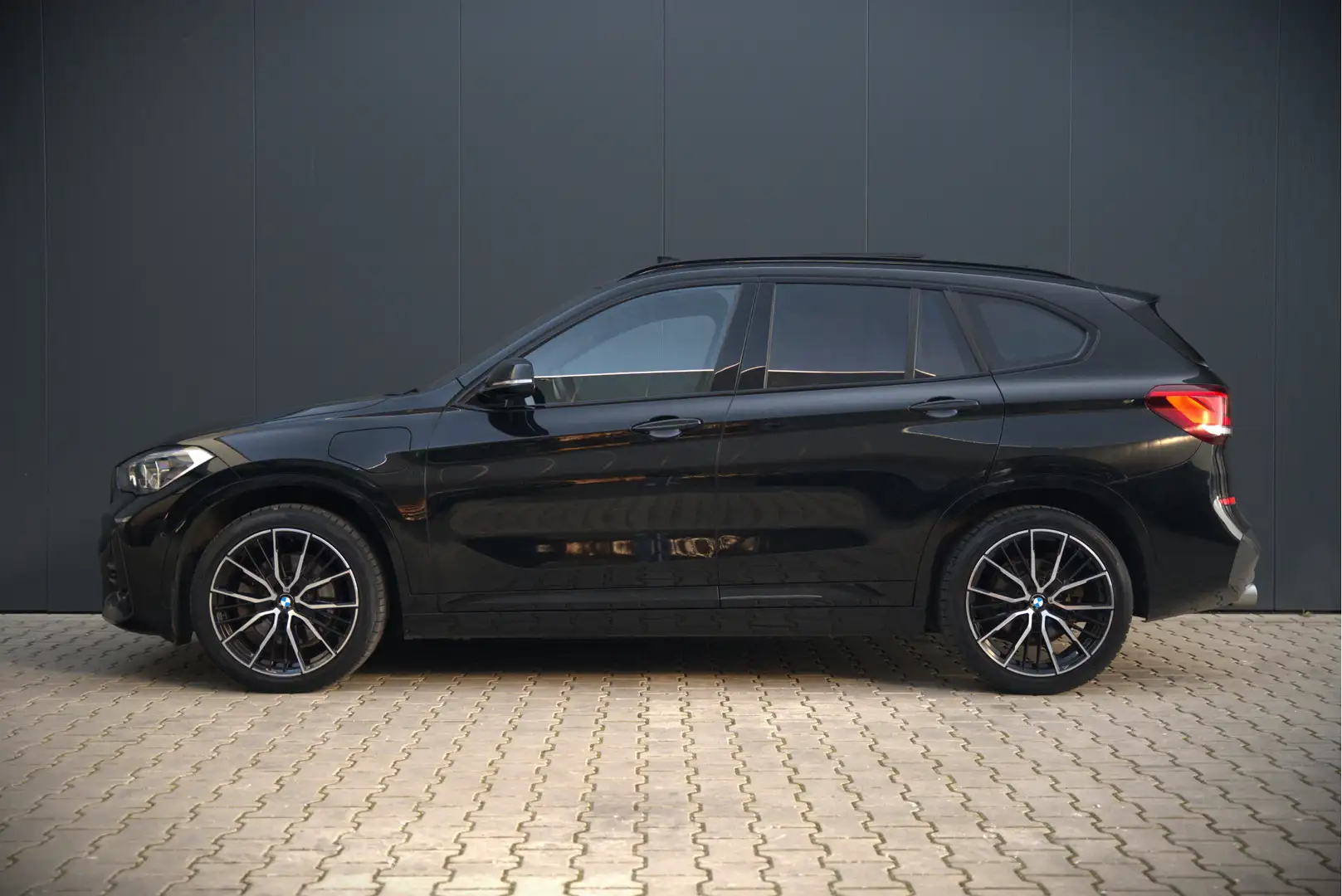BMW X1 xDrive25e eDrive Edition M Sport | Panoramadak | L Zwart - 2