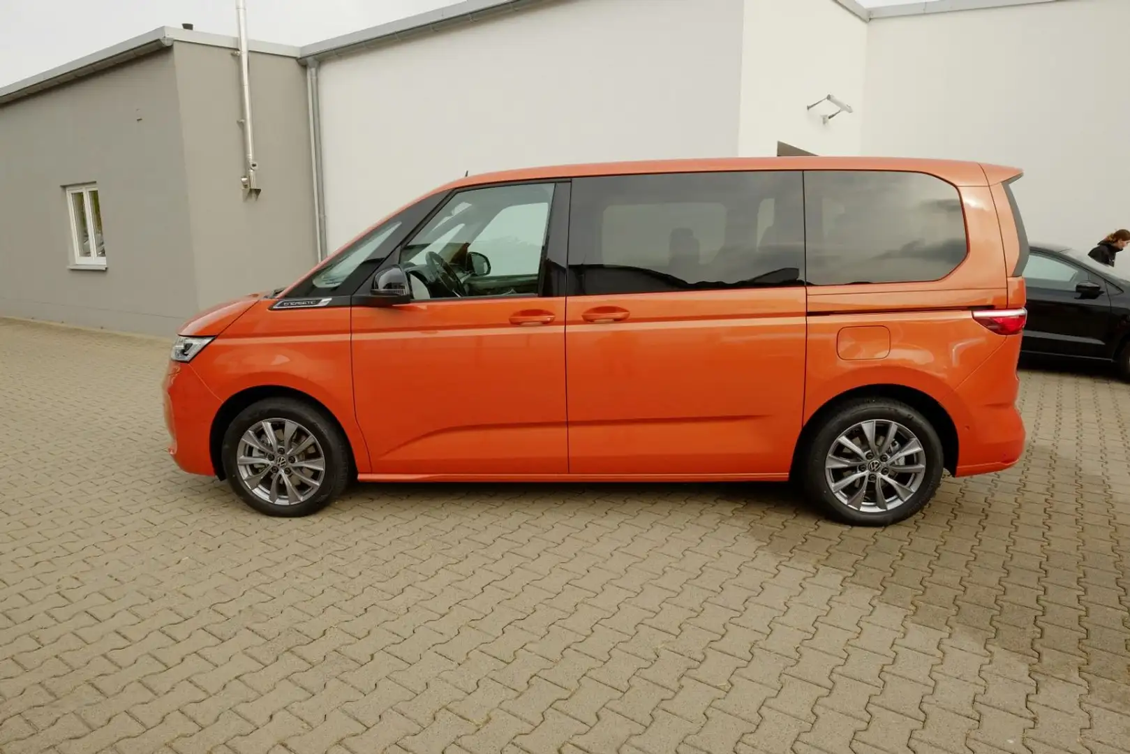 Volkswagen T7 Multivan 1.4TSI DSG eHybrid Energetic/DCC/Tra Naranja - 2