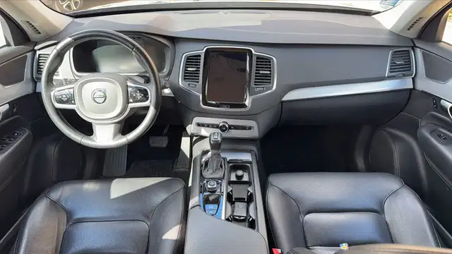 Volvo XC90 view 11