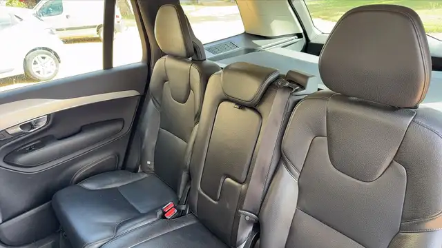 Volvo XC90 view 9