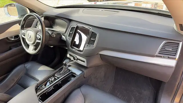 Volvo XC90 view 10