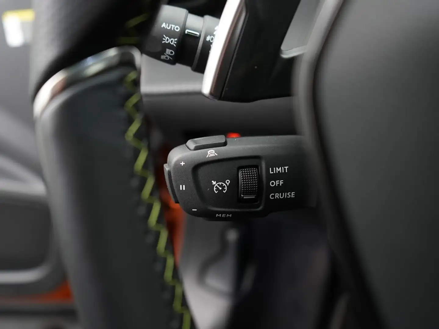 Peugeot 2008 1.2 PureTech GT Pack | Achterbank in delen neerkla Oranje - 2
