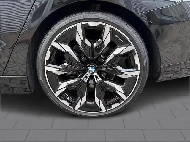 BMW 5 Series view 5