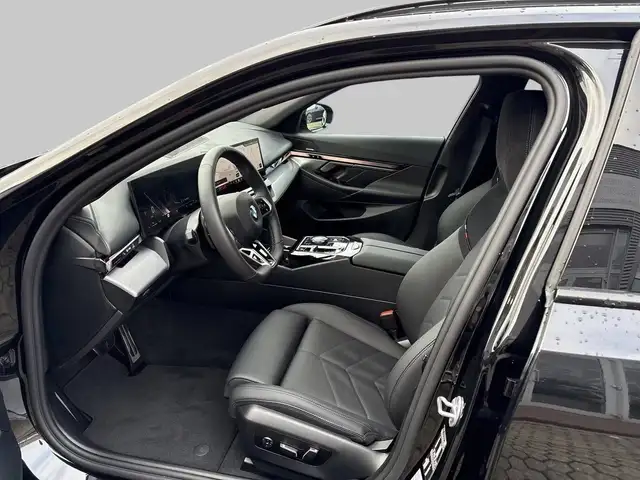 BMW 5 Series view 9