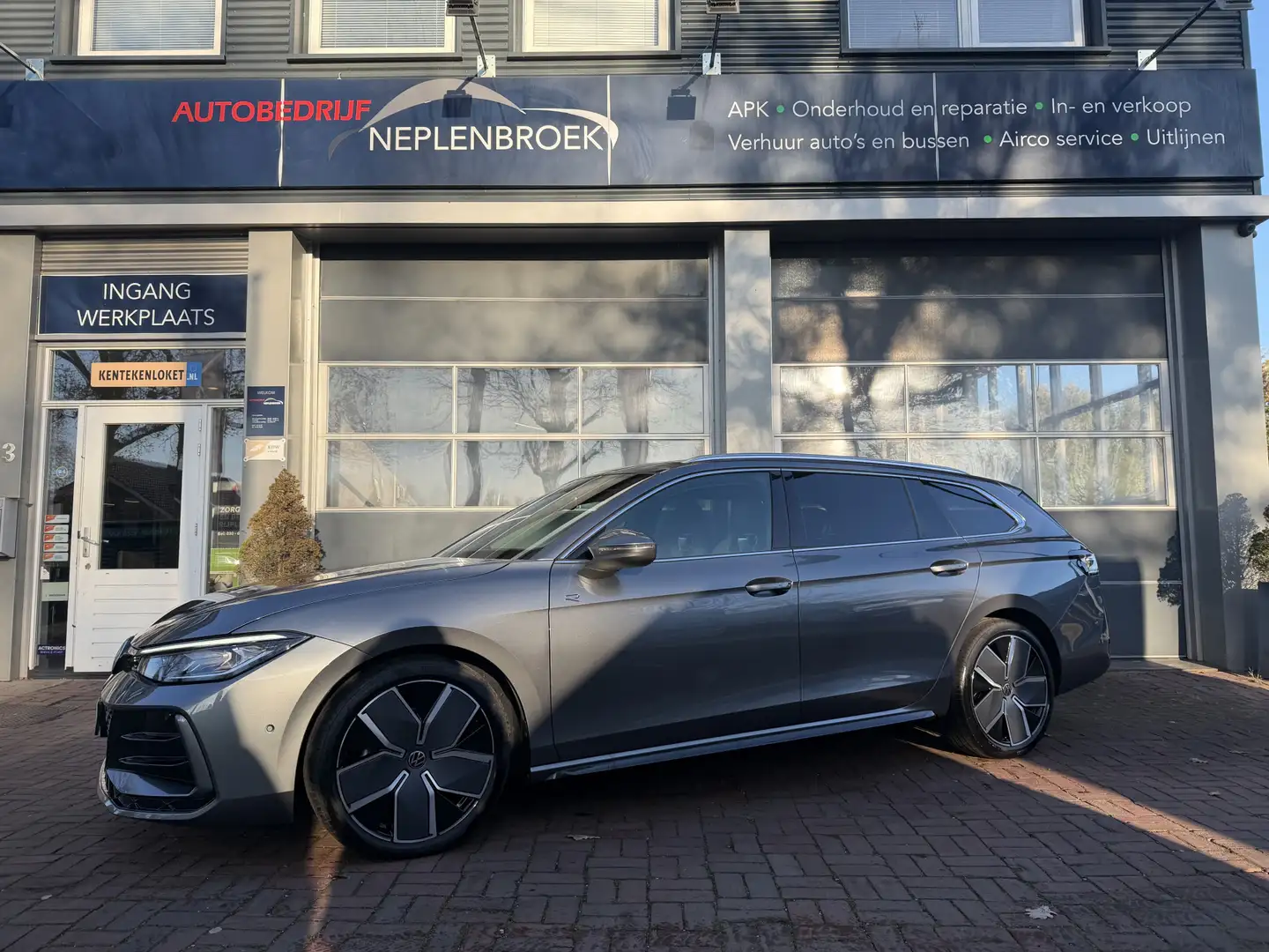 Volkswagen Passat Variant 1.5 eTSI R-Line Edition 150pk | Pano | IQ.Light | Gris - 2