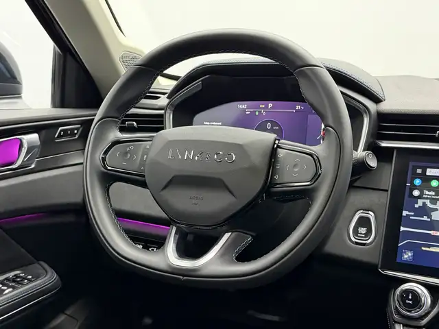 Lynk & Co 01 view 25