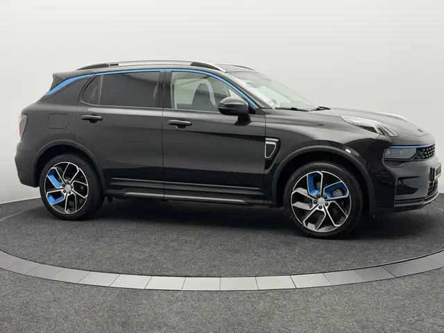Lynk & Co 01 view 14