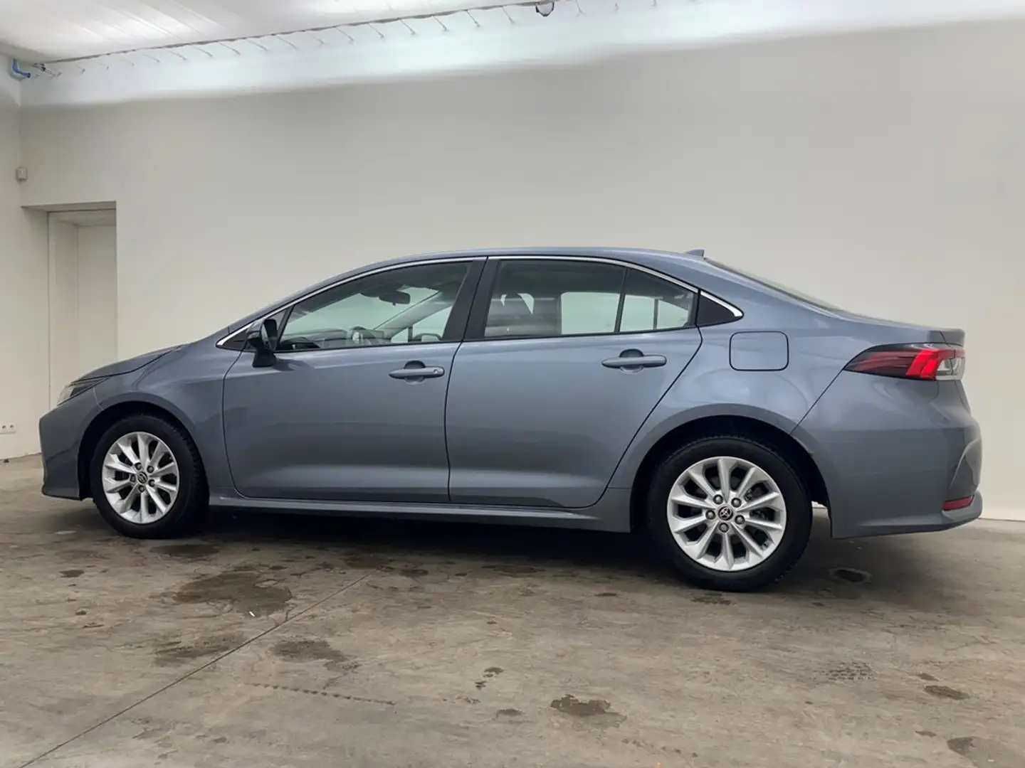 Toyota Corolla 1.5 VVT-I Sedan Dig.Aico Apple Carplay / Android A Grijs - 2