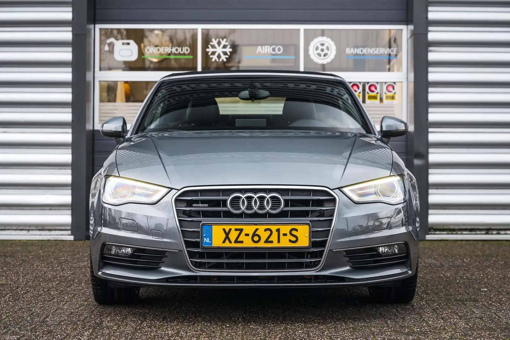 Audi A3 Cabriolet 1.8 TFSI quattro Ambiente Pro Line Plus Grijs - 2
