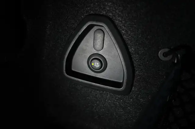 BMW 3 Series view 8