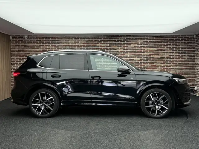 Volkswagen Tiguan view 5