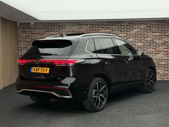 Volkswagen Tiguan view 2