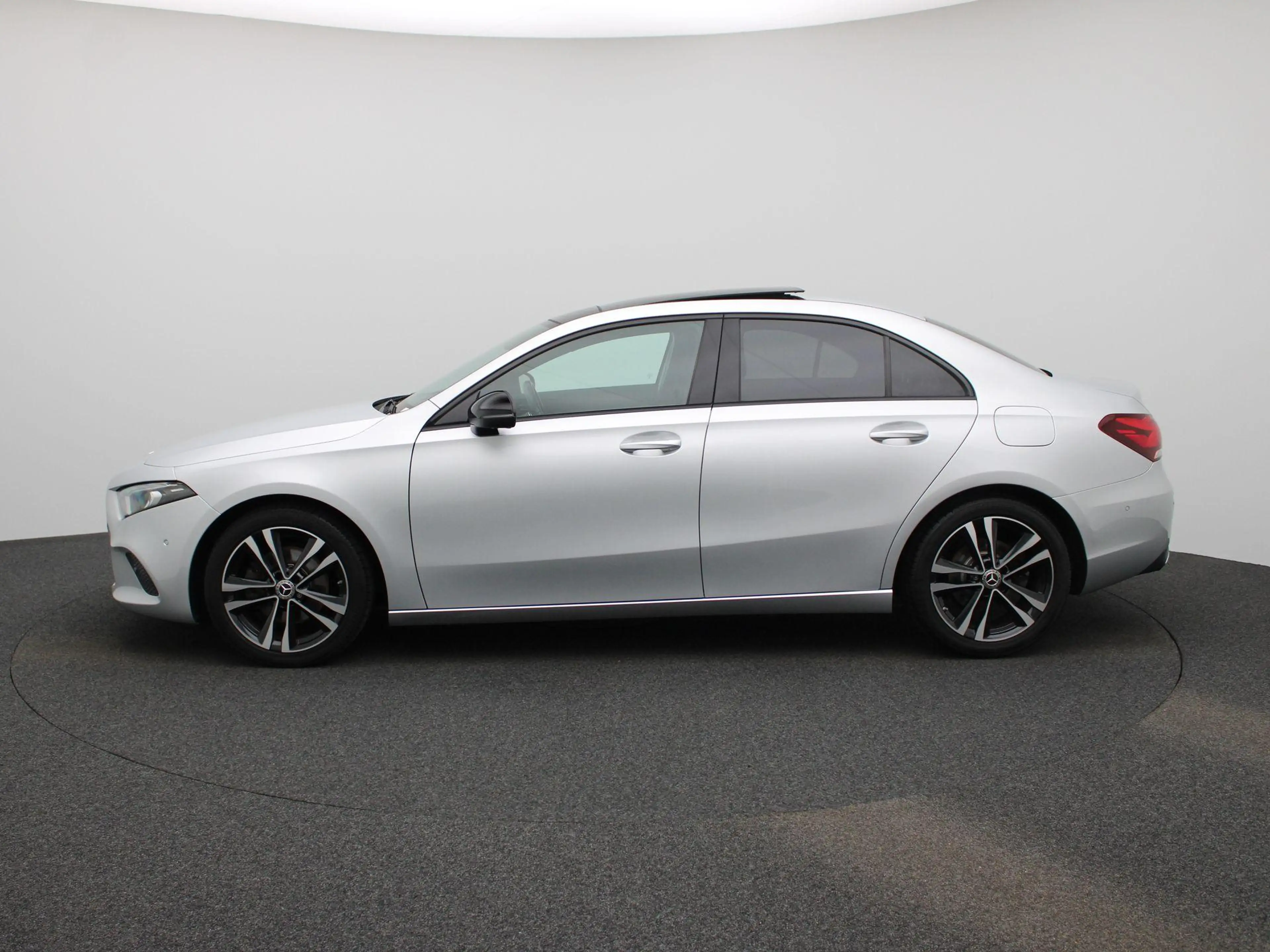 Mercedes-Benz A 200 Premium Plus AUTOMAAT | PANORAMADAK | VIRTUEEL | S — photo 4