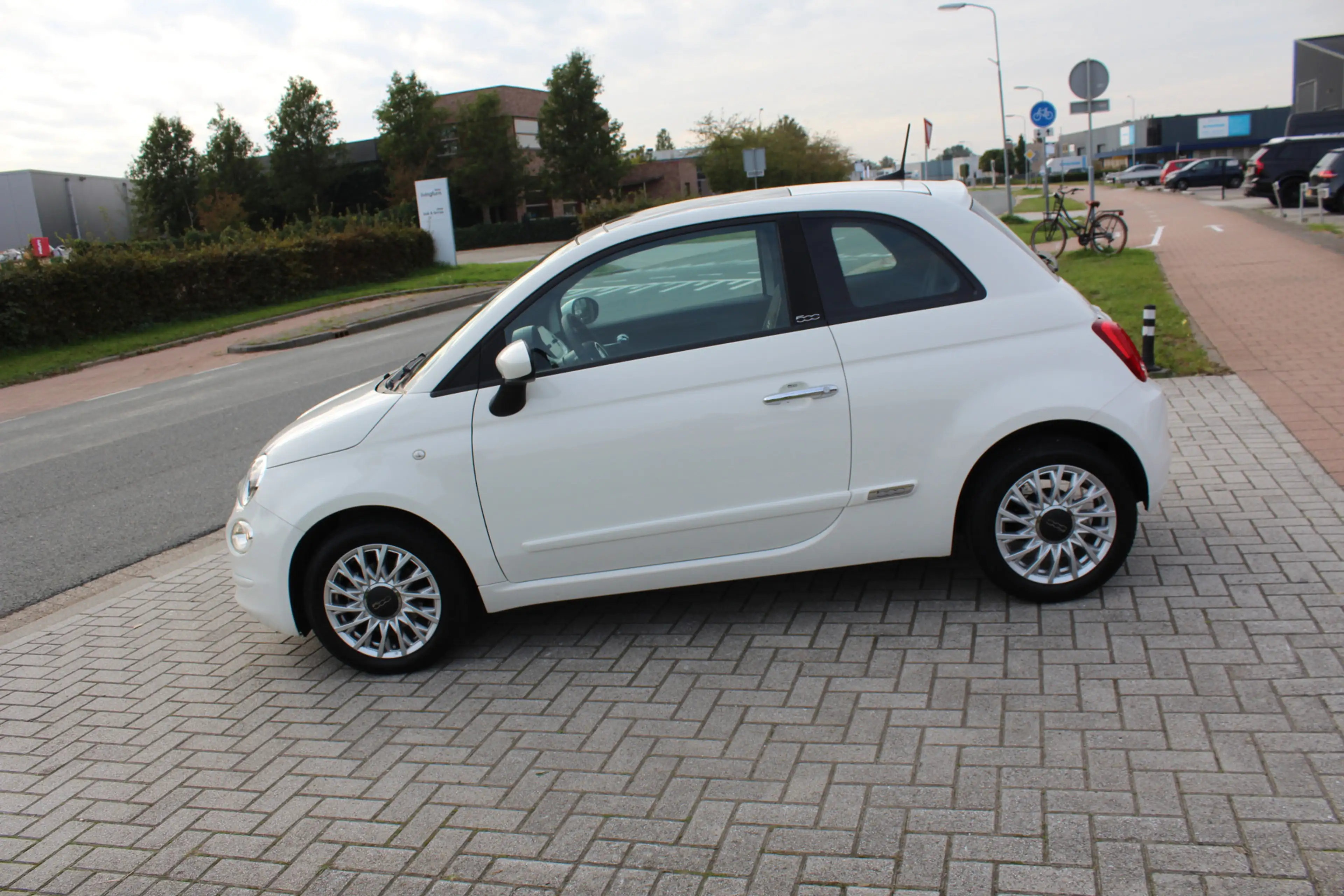 Fiat 500 1.0 Hybrid Airco-Pano-Cruise-Parkeersensoren-Carpl — photo 2