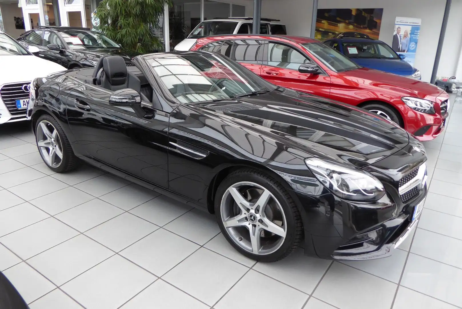 Mercedes-Benz SLC 180 Roadster 34.400 KM!! AMG-Line Airscarf Schwarz - 2