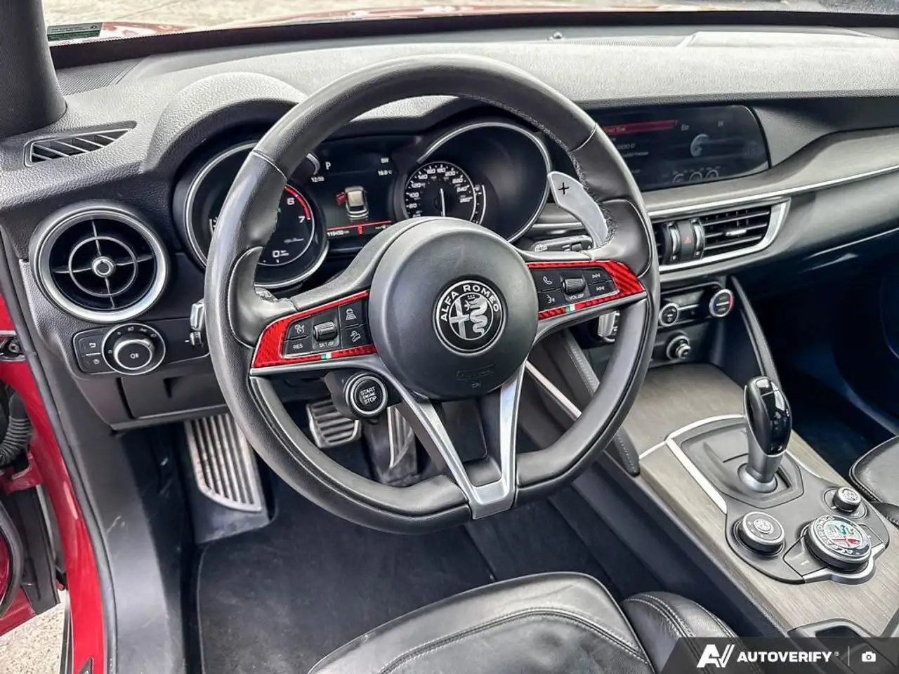 Alfa Romeo Stelvio снимка Alfa Romeo Stelvio