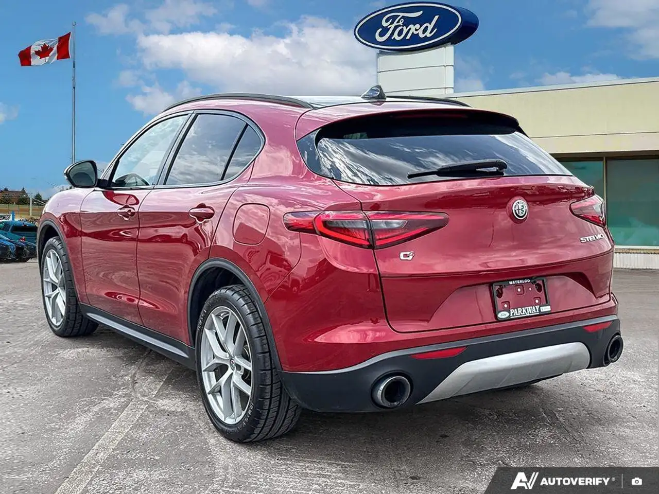 Alfa Romeo Stelvio снимка Alfa Romeo Stelvio