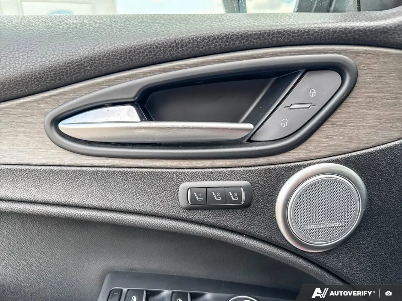 Alfa Romeo Stelvio снимка Alfa Romeo Stelvio