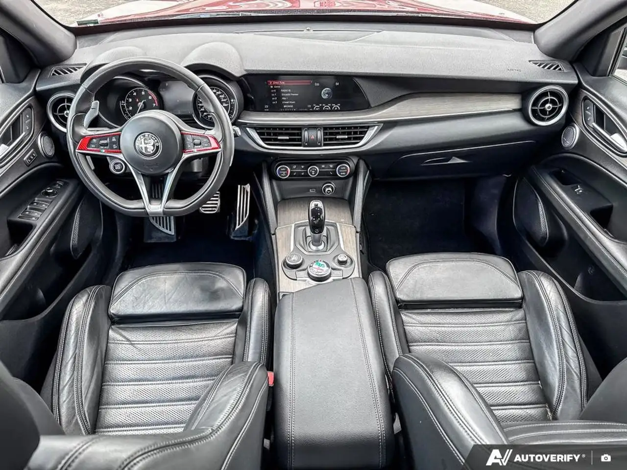 Alfa Romeo Stelvio снимка Alfa Romeo Stelvio