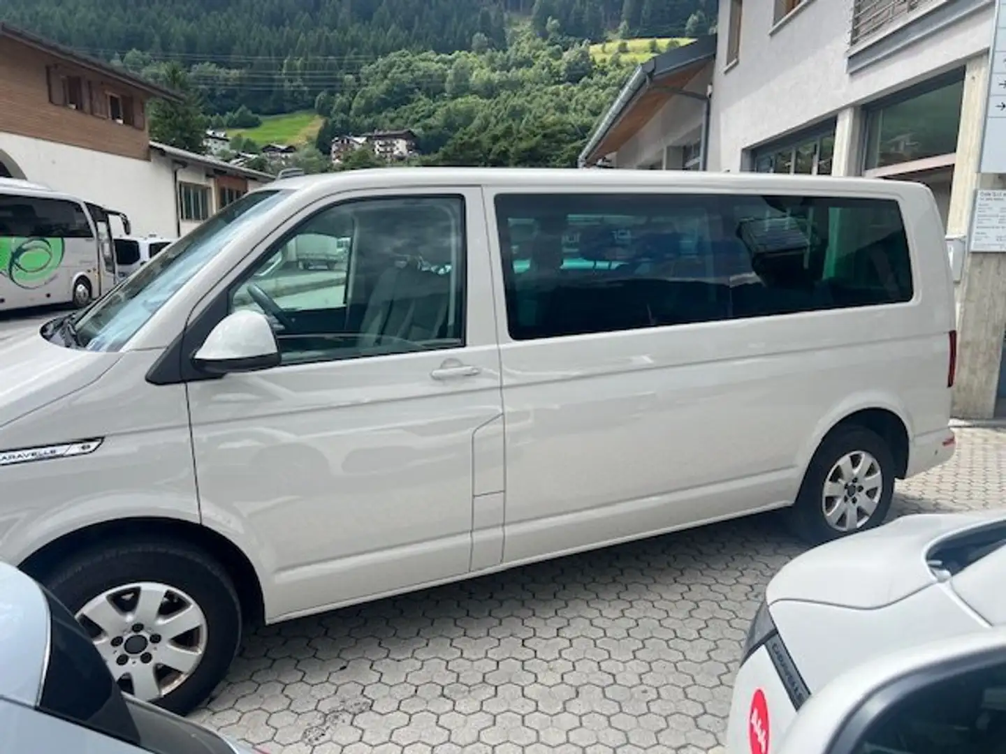 Volkswagen T6.1 Caravelle CARAVELLE COMFORTLINE PASSO LUNGO Beige - 2