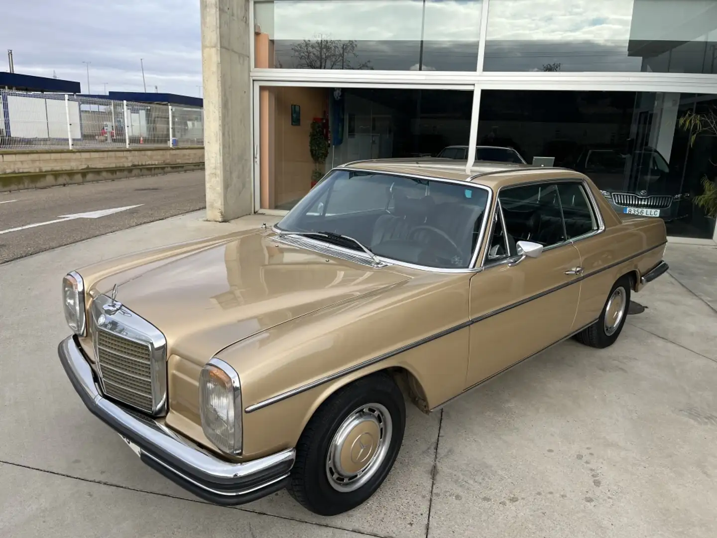 Mercedes-Benz 250 CE (114) Béžová - 1