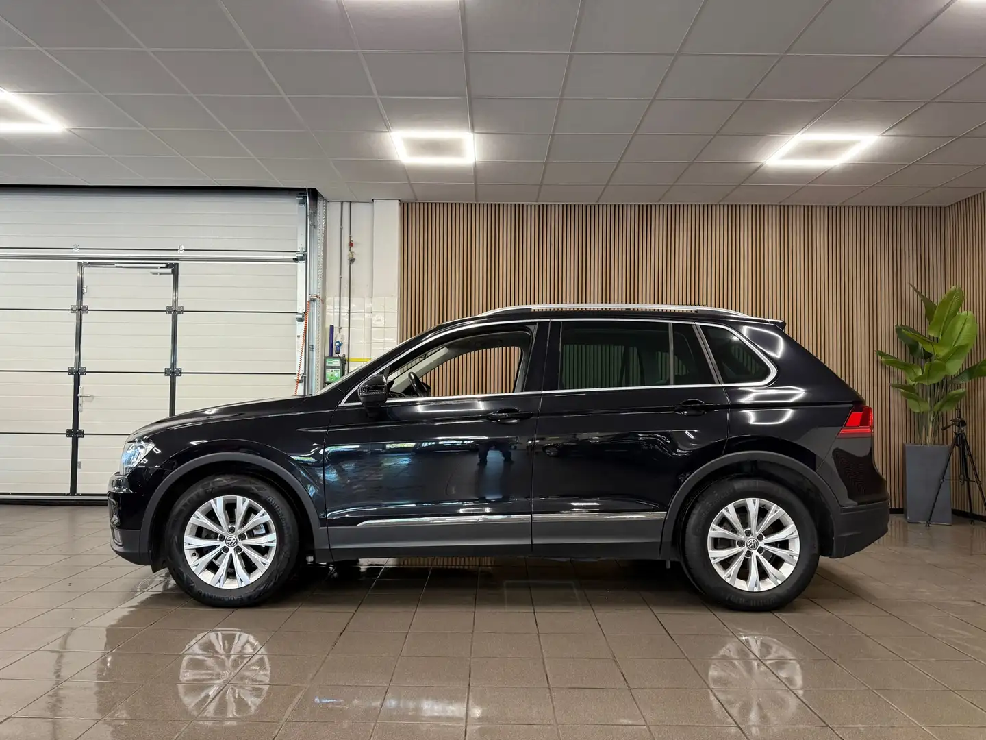 Volkswagen Tiguan 1.5 TSI Comfortline Business * Panoramadak / Xenon Zwart - 2