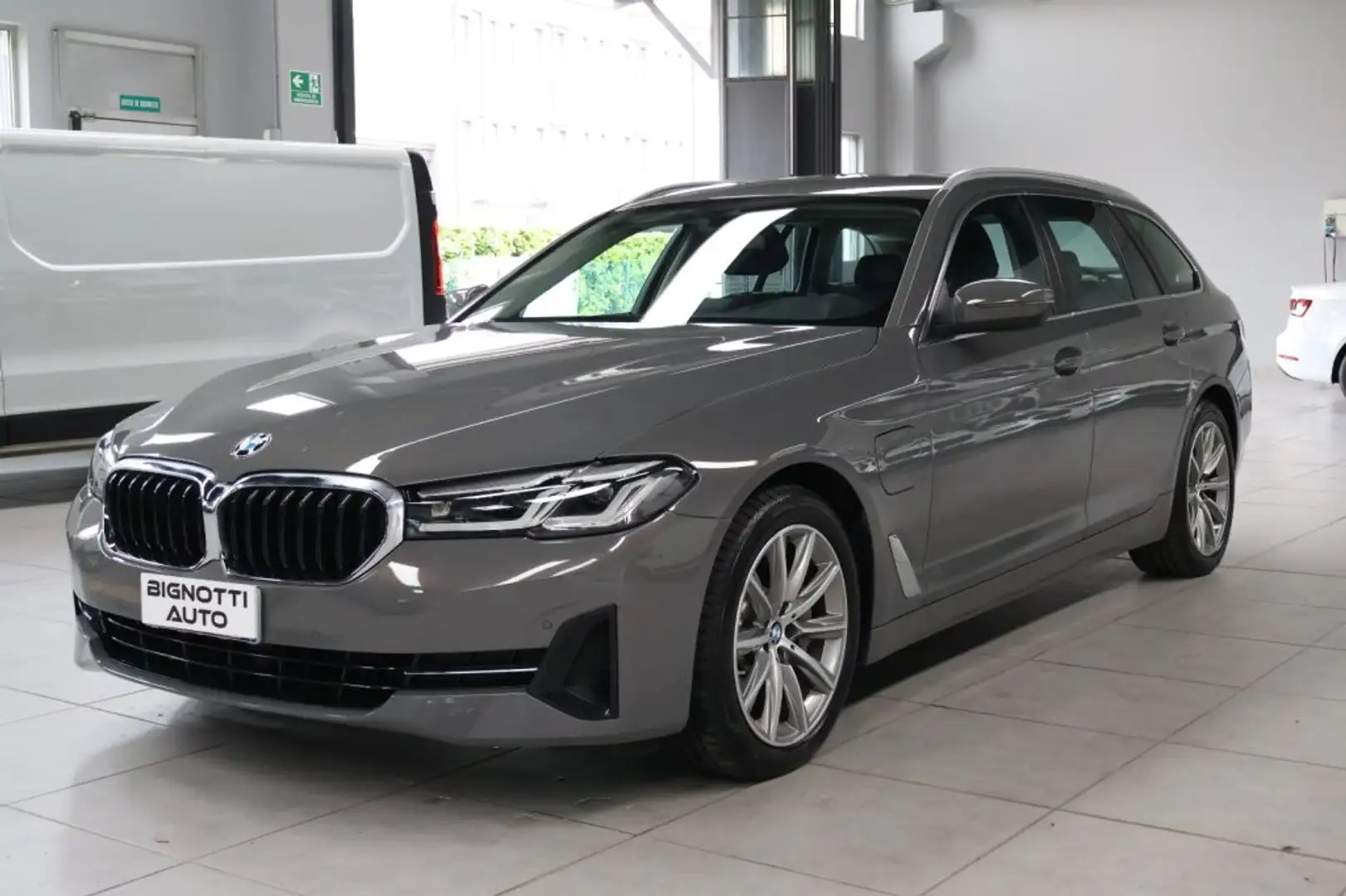 BMW 530 e xDrive Touring Business-AUDIO HARDMAN KARDON Gris - 1