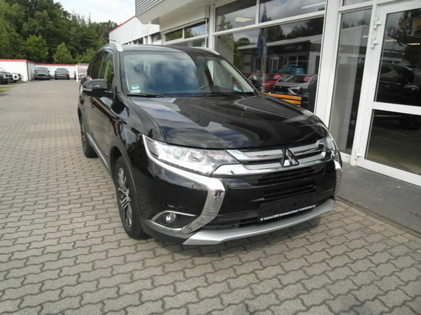 Mitsubishi Outlander Edition 100 2WD Schwarz - 2