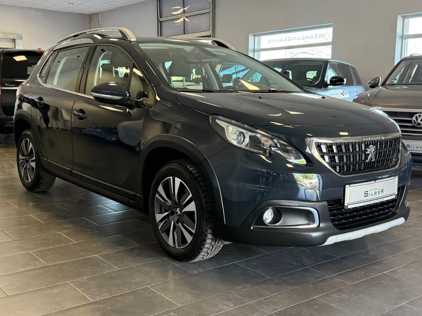 Peugeot 2008 Allure 1.2 Pano/Kamera/SHZ/Navi/Apps Grau - 2