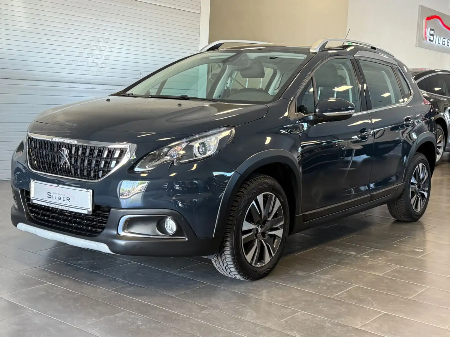 Peugeot 2008 Allure 1.2 Pano/Kamera/SHZ/Navi/Apps Grau - 1