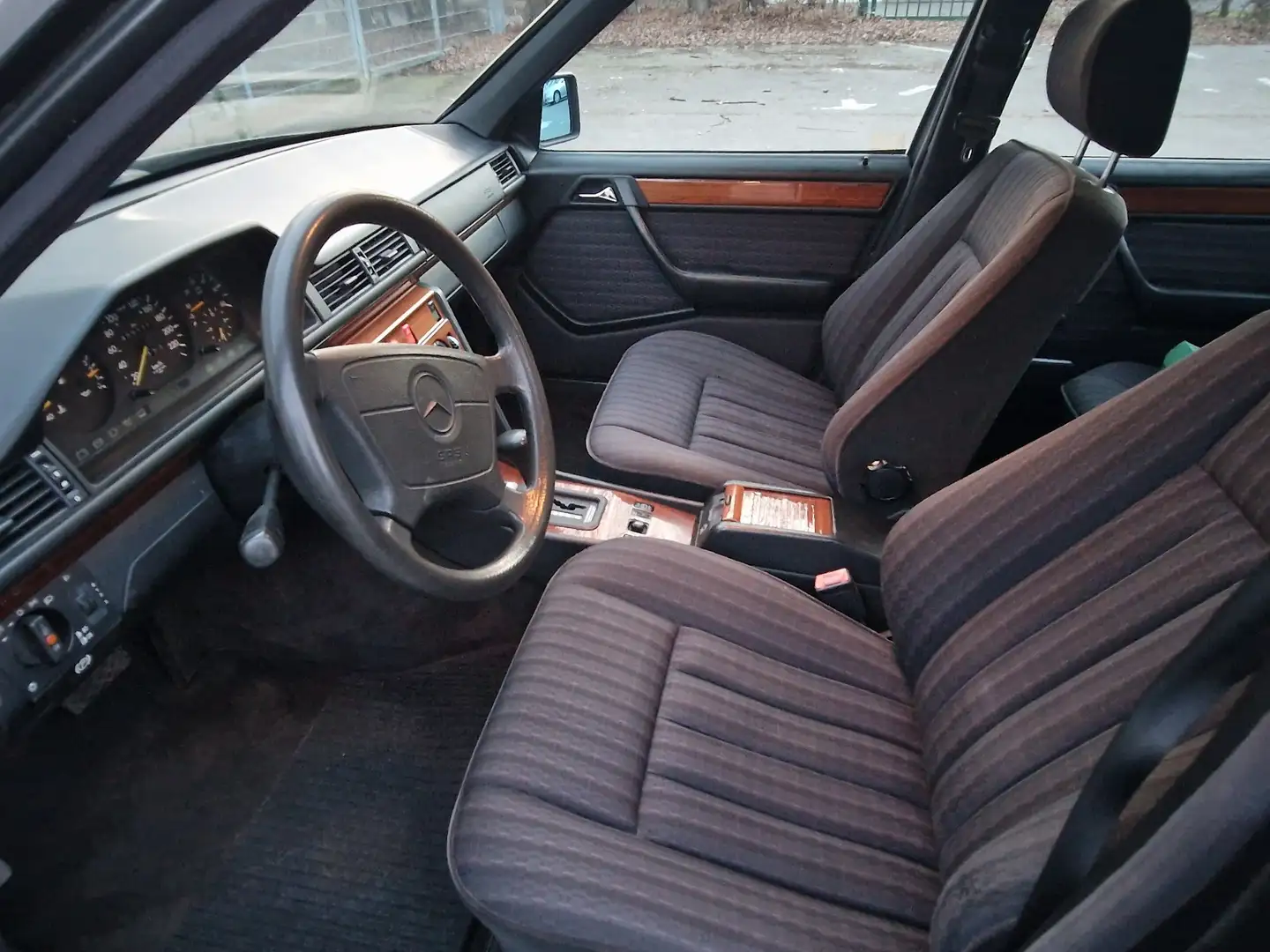 Mercedes-Benz E 250 D Turbo Automatik u. H. / Ken. - 2