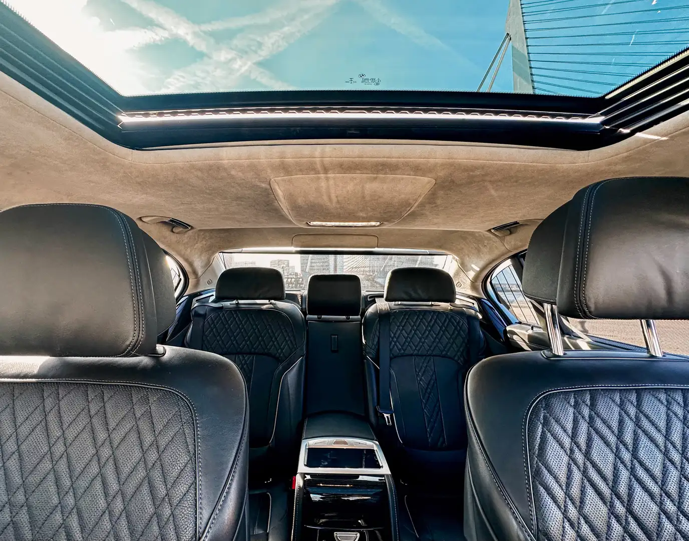 BMW 740 e Iperformance Hybrid M Sports package Pure Exc. Šedá - 2