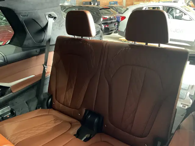 BMW X7 view 10