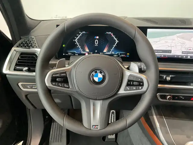 BMW X7 view 4