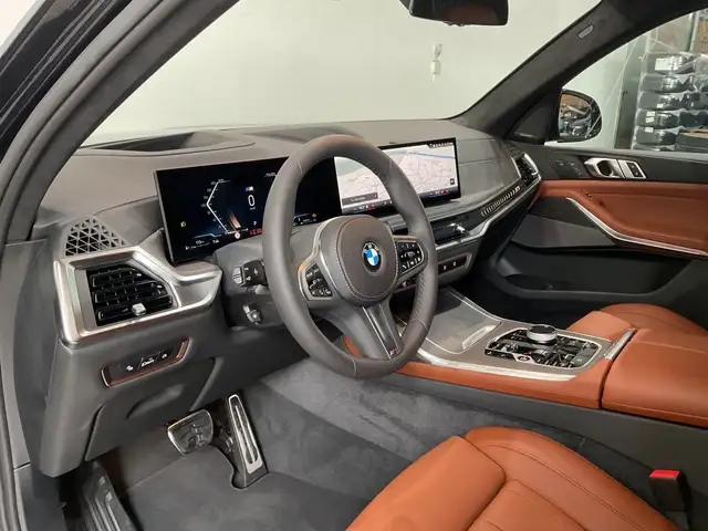 BMW X7 view 6